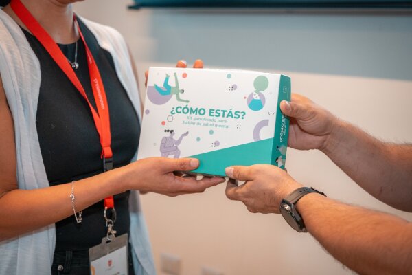 Más de 70 adultos mayores aprenden a cuidar su salud mental a través de nuevo kit gamificado del Centro de Comunicación de las Ciencias