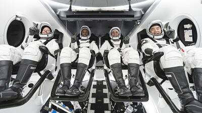 201001084125-spacex-crew-1-members-full-169_opt.jpg