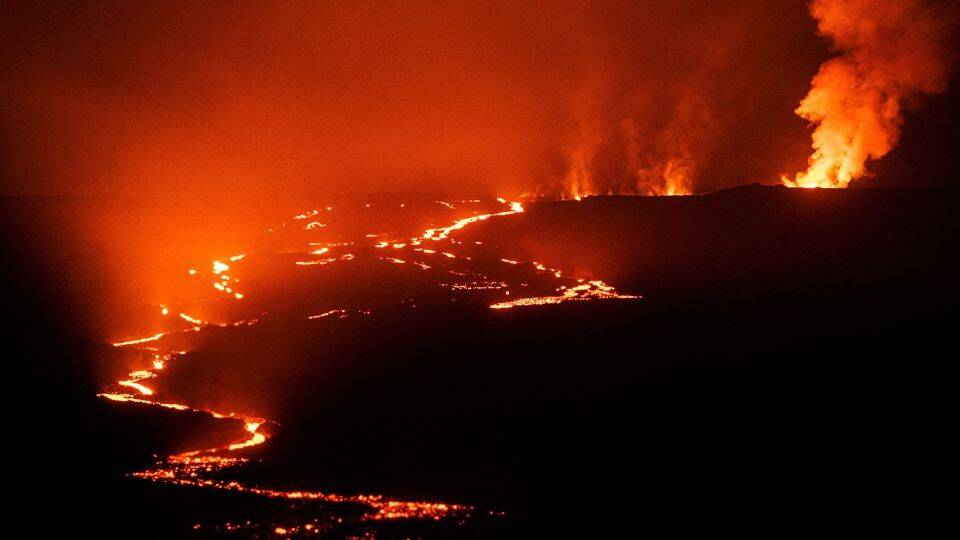 221206125107-03-mauna-loa-eruption-120522.jpg