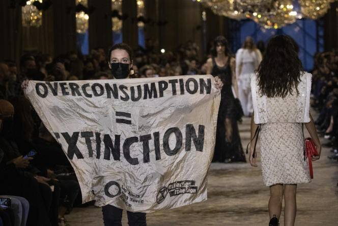 Activistas-climaticos-irrumpen-en-el-desfile-de-la-Semana-de.jpg