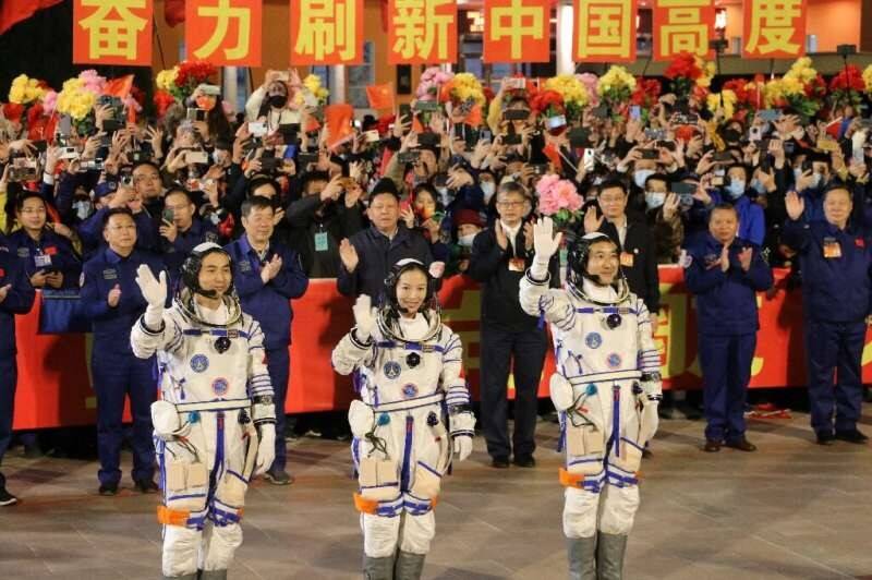 astronauts-ye-guangfu.jpg