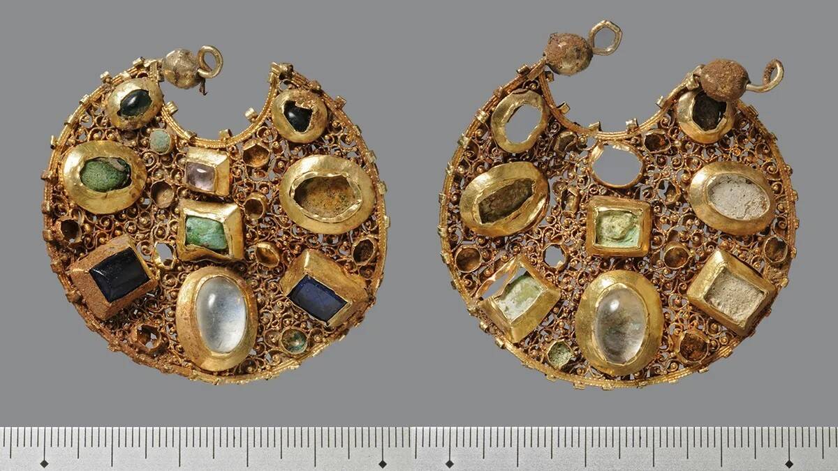 byzantine-gold-earrings-found-in-germany-with-scale-l.jpg