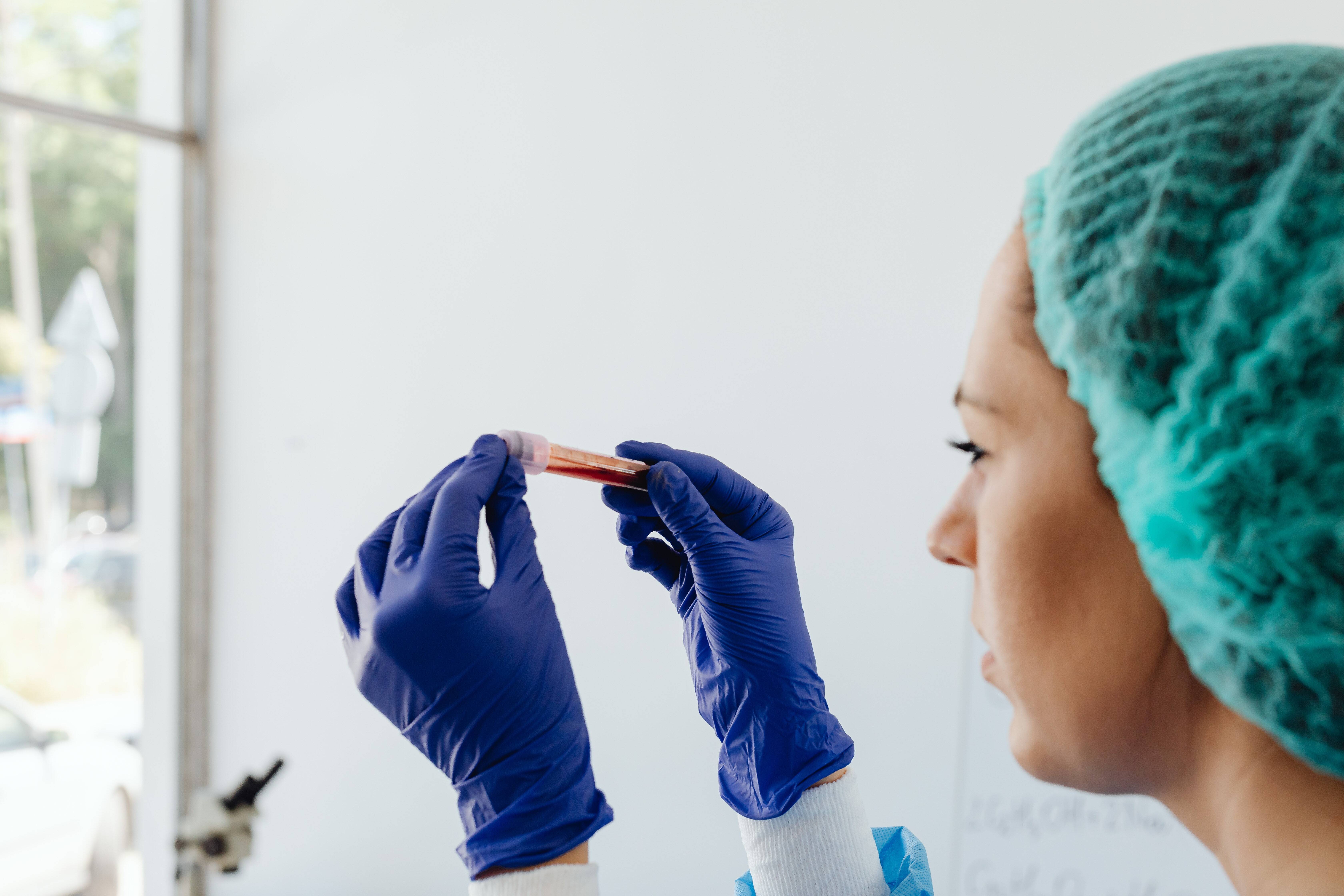 cientifica-con-tubo-con-sangre.jpg