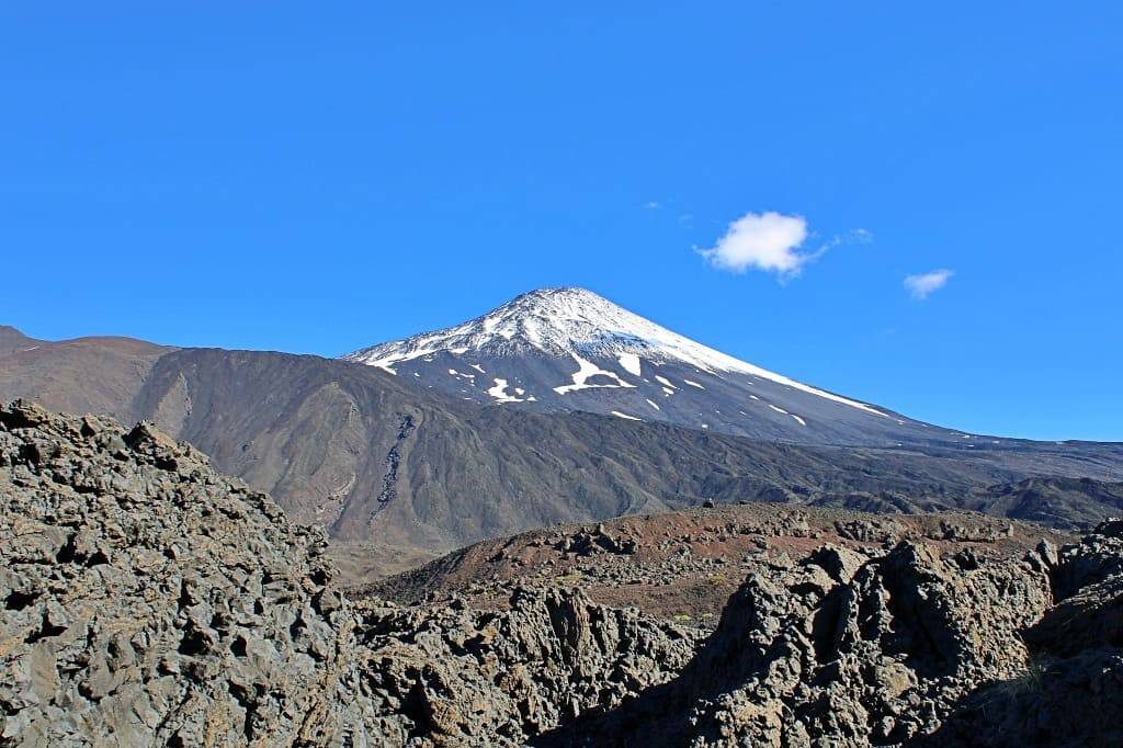 El-volcán-Antuco-ubicado-en-la-Región-del-Biobío-al-interior-del-Parque-Nacional-Laguna-del-Laja-1.jpg