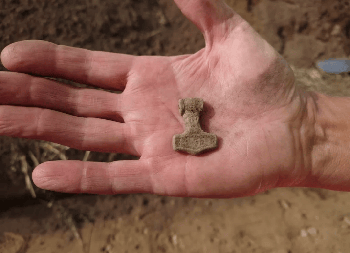 fotografia-del-amuleto-encontrado-durante-las-excavaciones_6640a0fd_716x519.png