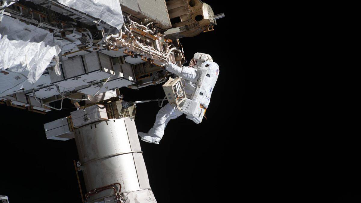 https___cdn.cnn_.com_cnnnext_dam_assets_210224130704-victor-glover-spacewalk-jan-2021.jpg