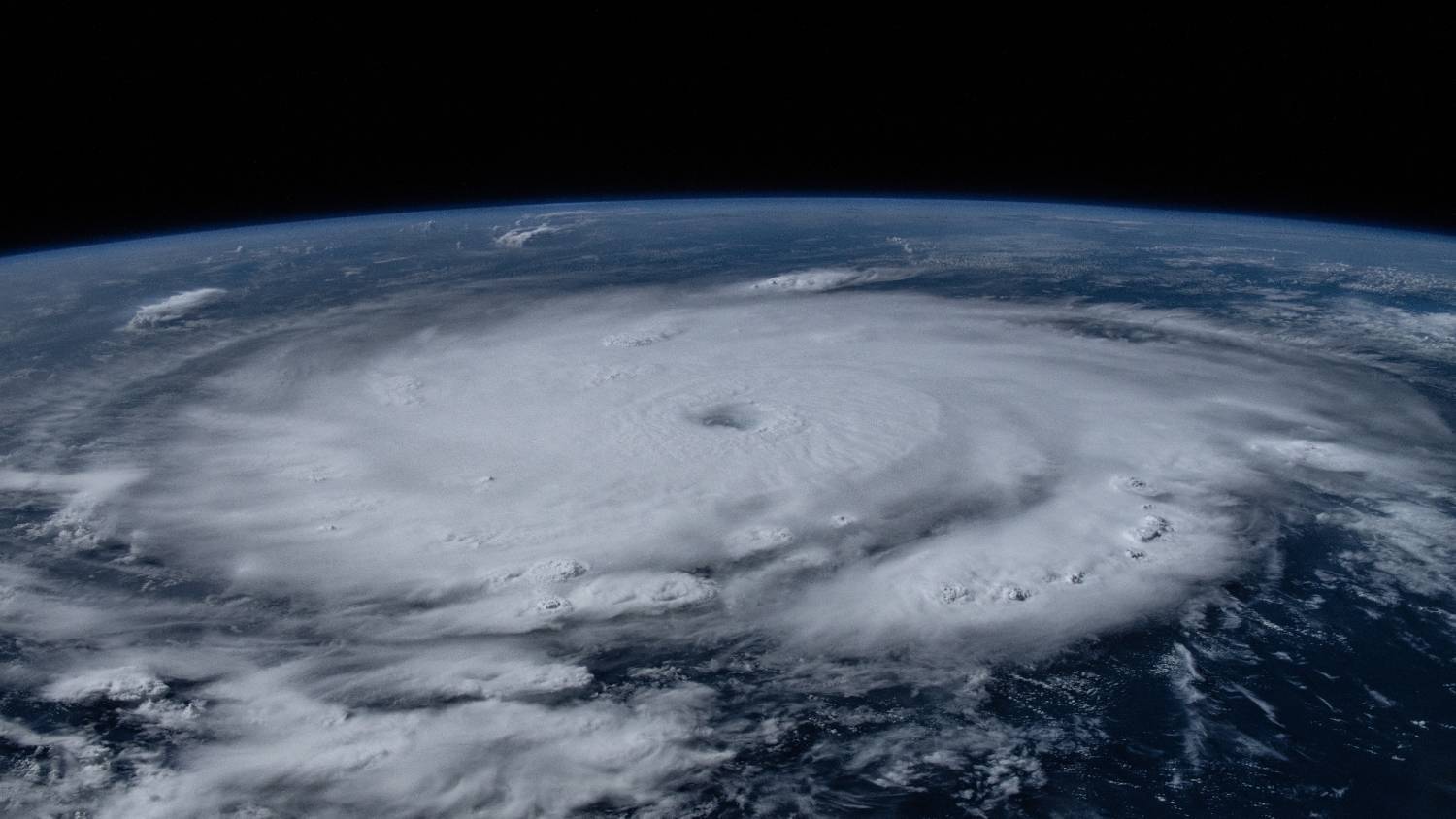Huracan-desde-el-espacio.jpg
