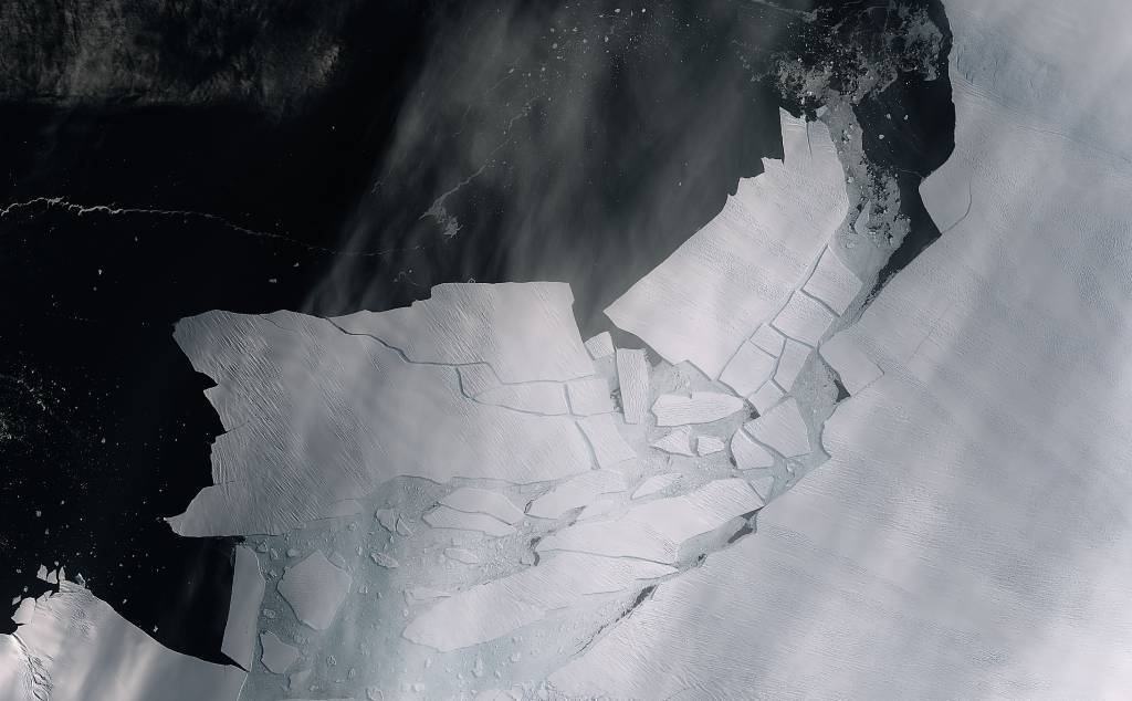 Iceberg_shattered-iceberg-Antártica-ESA.jpg