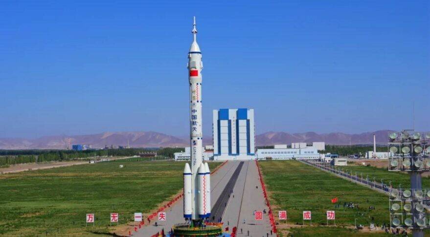 LongMarch2FY14-Shenzhou14-rollout-JSLC-29may2022-Ourspace-CNSA-879x485.jpg