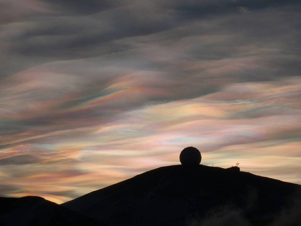 Nacreous_clouds_Antarctica.jpg