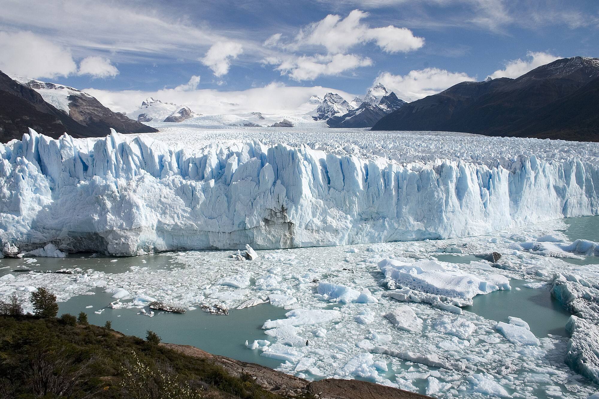 Perito_Moreno_Glacier_Patagonia_Argentina_Luca_Galuzzi_2005.jpeg