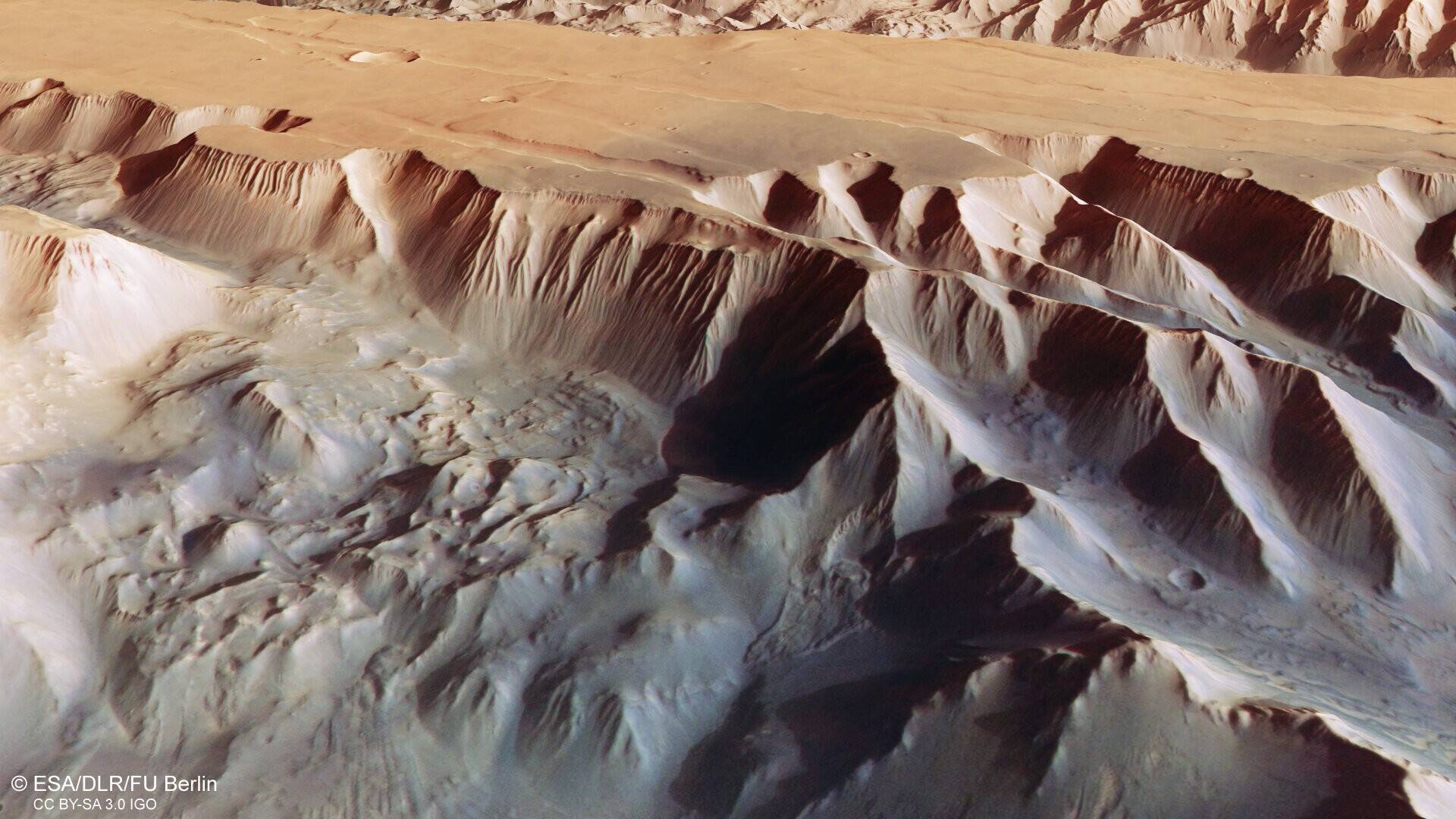 Perspective_view_of_Tithonium_Chasma_pillars.jpg