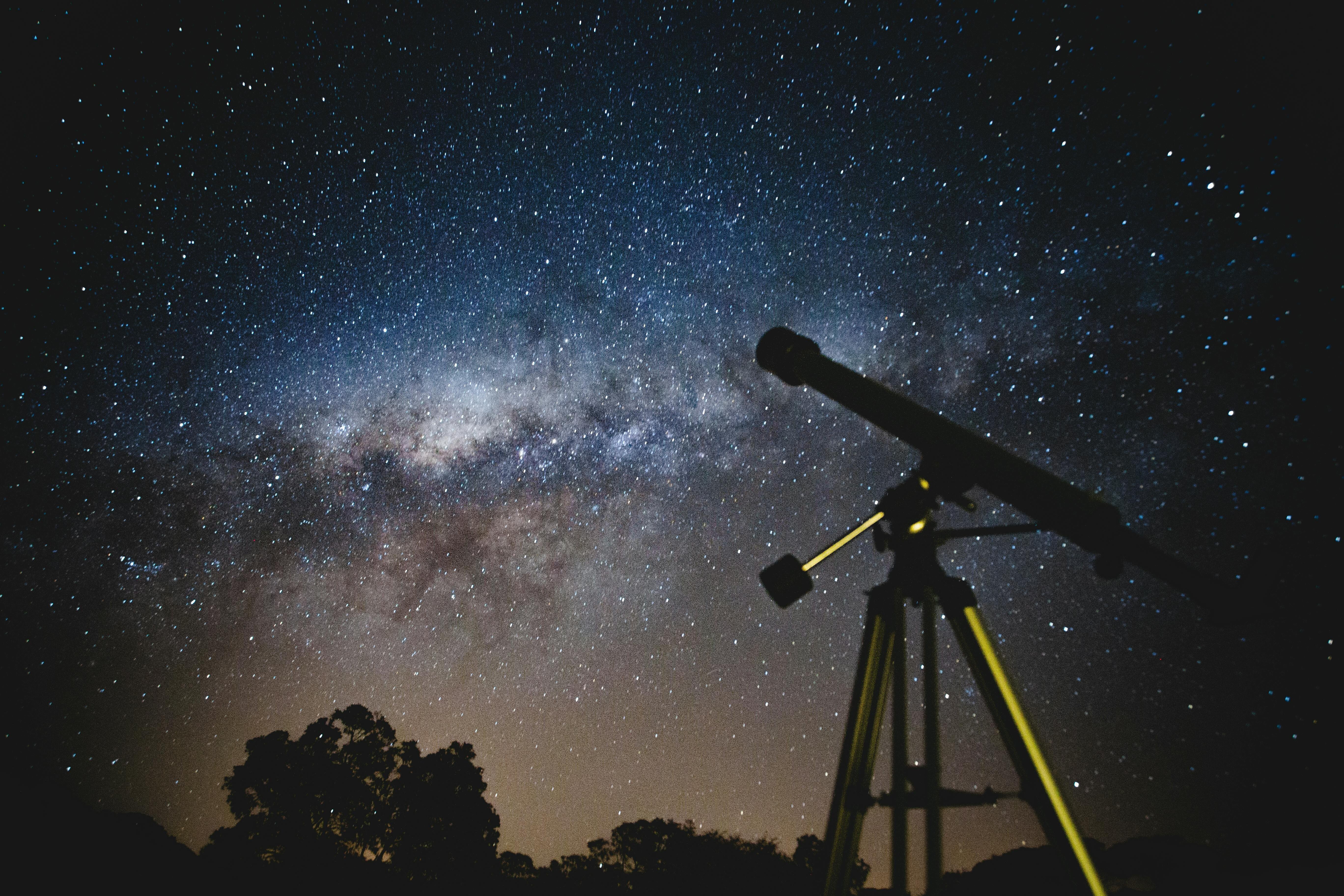 Foto de Lucas Pezeta: https://www.pexels.com/es-es/foto/telescopio-negro-bajo-cielo-azul-y-negro-2034892/