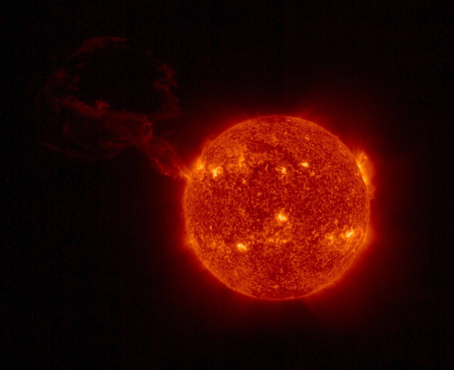 Solar_Orbiter_captures_giant_solar_eruption.jpg