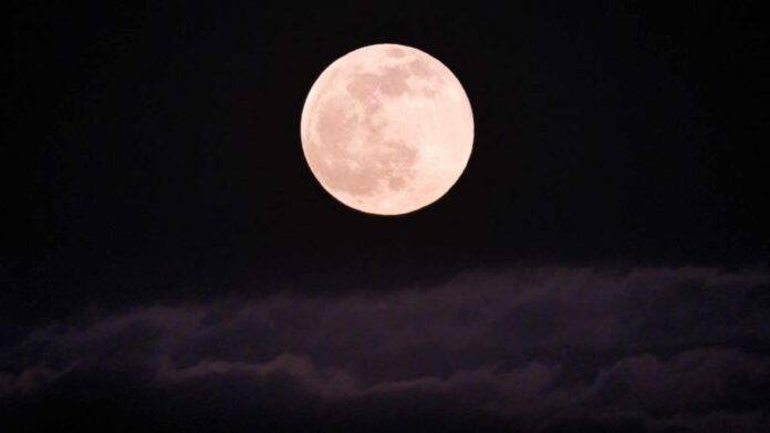 superluna-rosa-de-abril-de-2023-que-significa-a-que-hora-y-como-verla-en-vivo-696x391.jpg