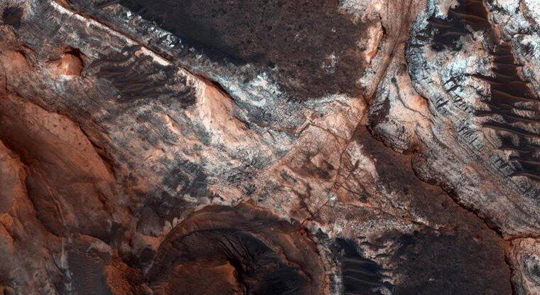 The-Majestic-Valleys-of-Mars-May-Not-Have-Been-Carved-760x415.jpg