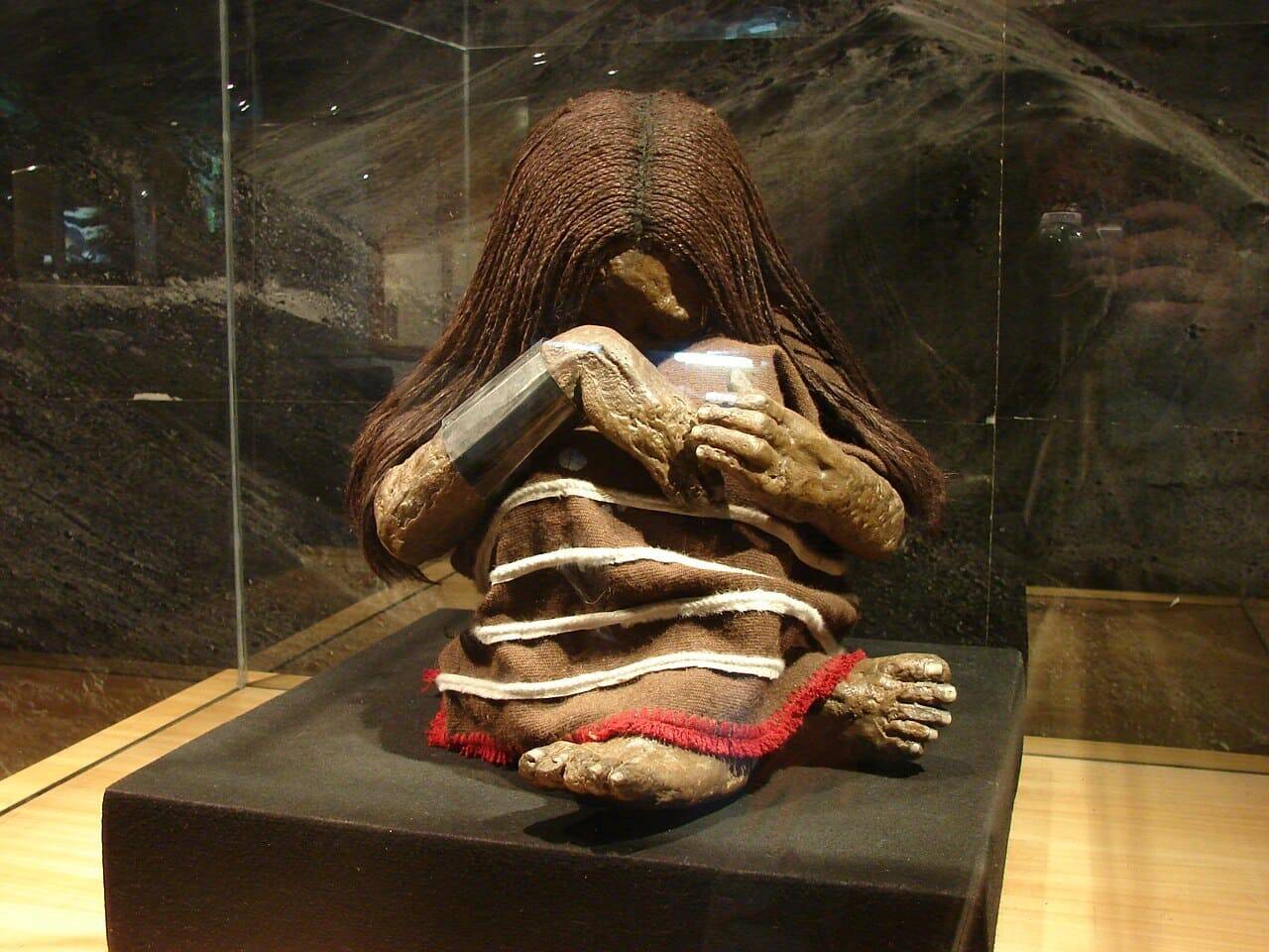 The_replica_of_the_plomo_mummy_at_the_Museo_Nacional_de_Historia_Natural_in_Sangtiago_Chile_2009_May_24-1.jpg