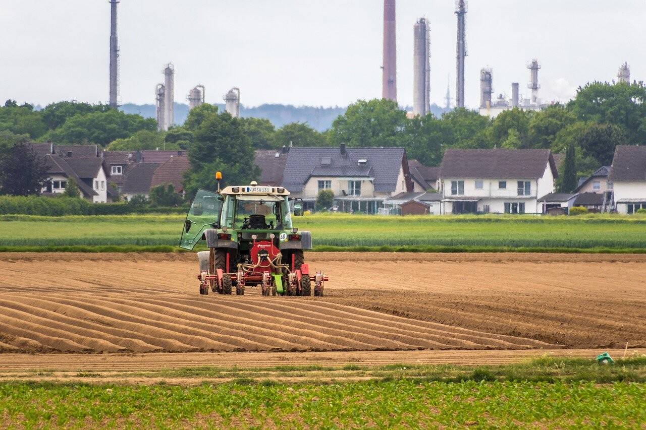 tractor-5218978_1280.jpg