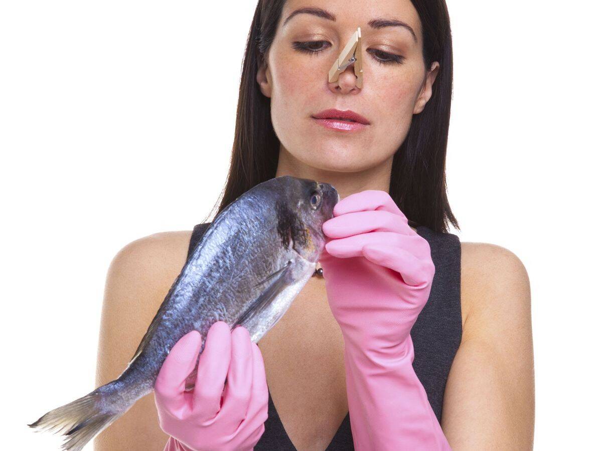 Woman-holding-a-raw-fish.jpg