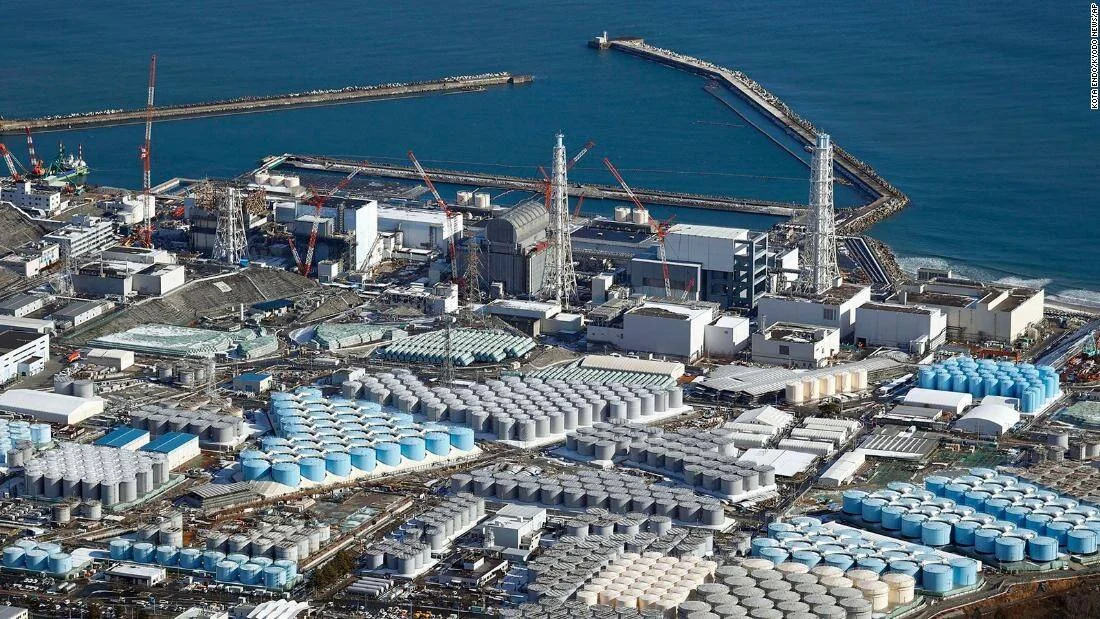 Vista aérea de la planta nuclear de Fukushima rodeada de cientos de tanques de almacenamiento de agua radiactiva junto al océano Pacífico.