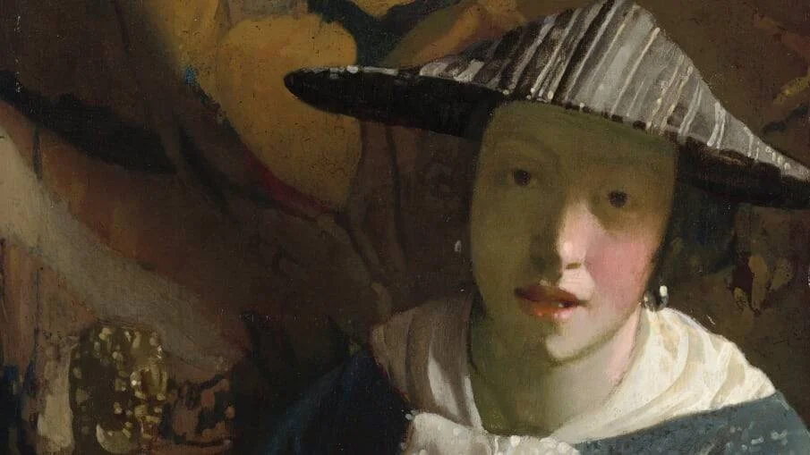 Detalle de una pintura al óleo barroca que muestra el rostro de una joven con sombrero de ala ancha a rayas y cuello blanco.