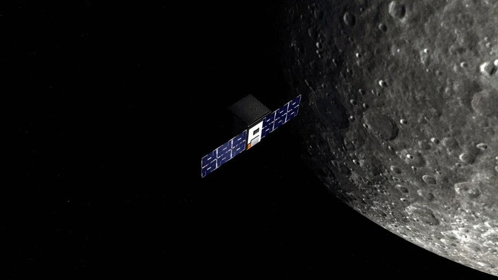 Ilustración de un pequeño satélite con paneles solares azules orbitando cerca de la superficie lunar cratérica.