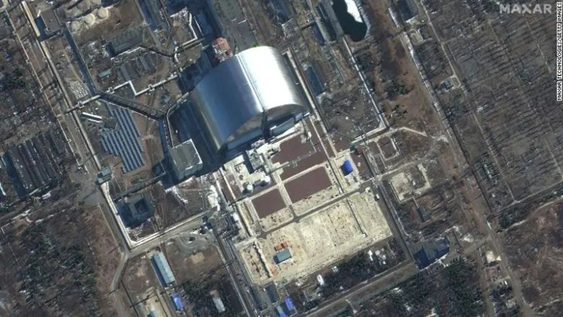 Vista satelital de Maxar de la central nuclear de Chernóbil con su cúpula metálica de confinamiento visible desde el aire.