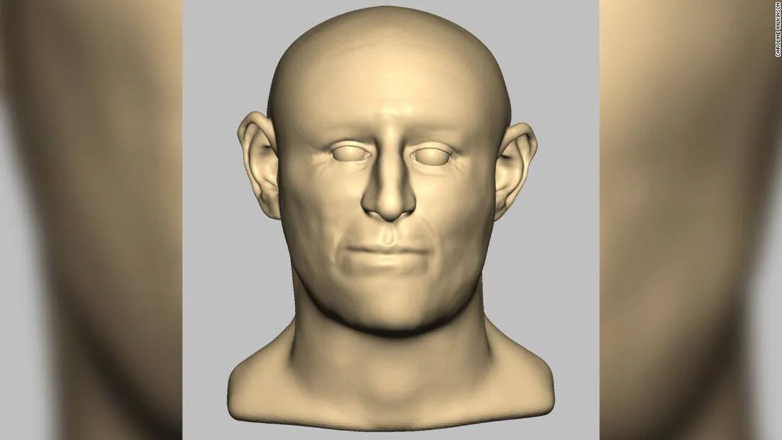 Modelo 3D de reconstrucción facial forense de un hombre calvo con rasgos detallados en tono beige.