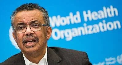 Director general de la Organización Mundial de la Salud habla ante los medios frente al logo de la OMS.