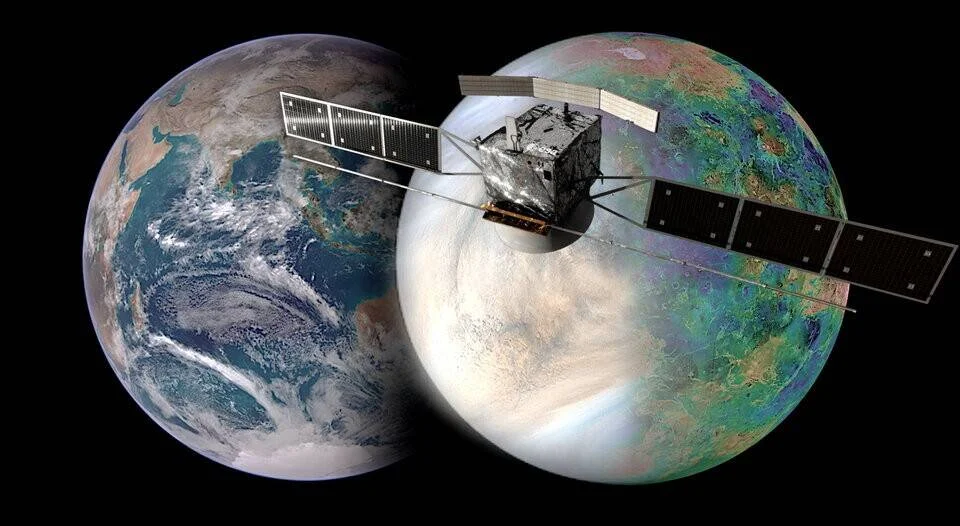 Ilustración artística de una sonda espacial con paneles solares frente a la Tierra y Venus en el espacio.