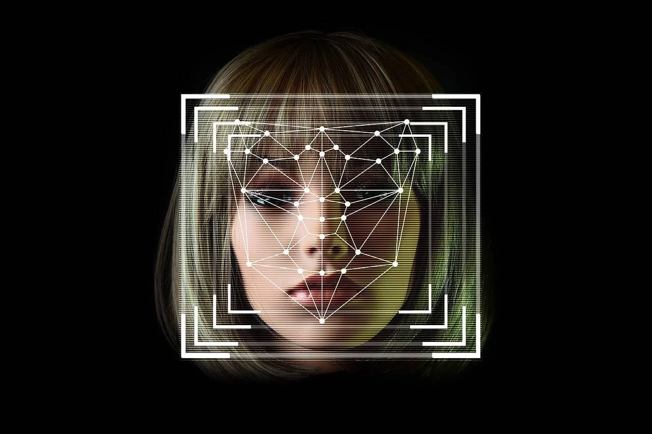 Sistema de reconocimiento facial que mapea los rasgos de un rostro mediante puntos y líneas conectadas superpuestos digitalmente.