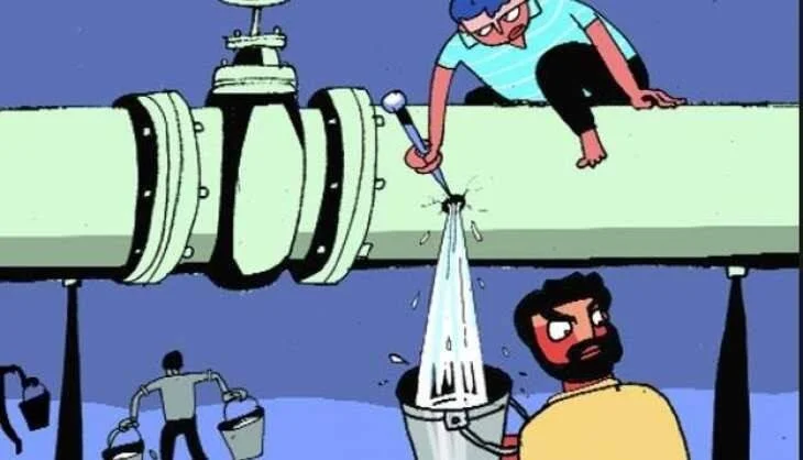 Ilustración donde una persona perfora una tubería principal para desviar agua ilegalmente mientras otra recoge el agua en un balde.