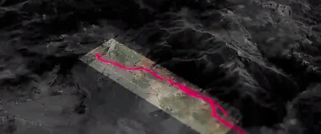 Vista aérea de un segmento de mapa satelital sobre fondo oscuro con una ruta trazada en color rosa intenso.