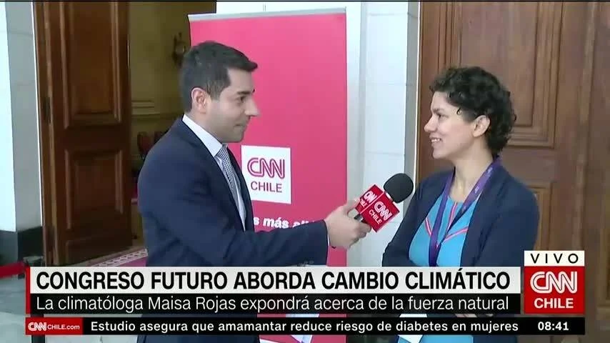 Periodista de CNN Chile entrevista a la climatóloga Maisa Rojas en el marco del Congreso Futuro sobre cambio climático.