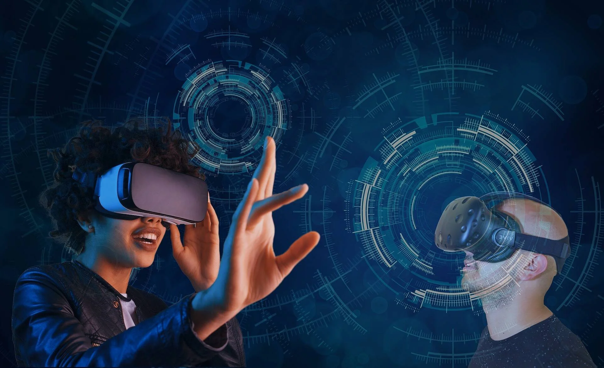 Dos personas con cascos de realidad virtual interactúan en un entorno digital con gráficos circulares tecnológicos de fondo azul.