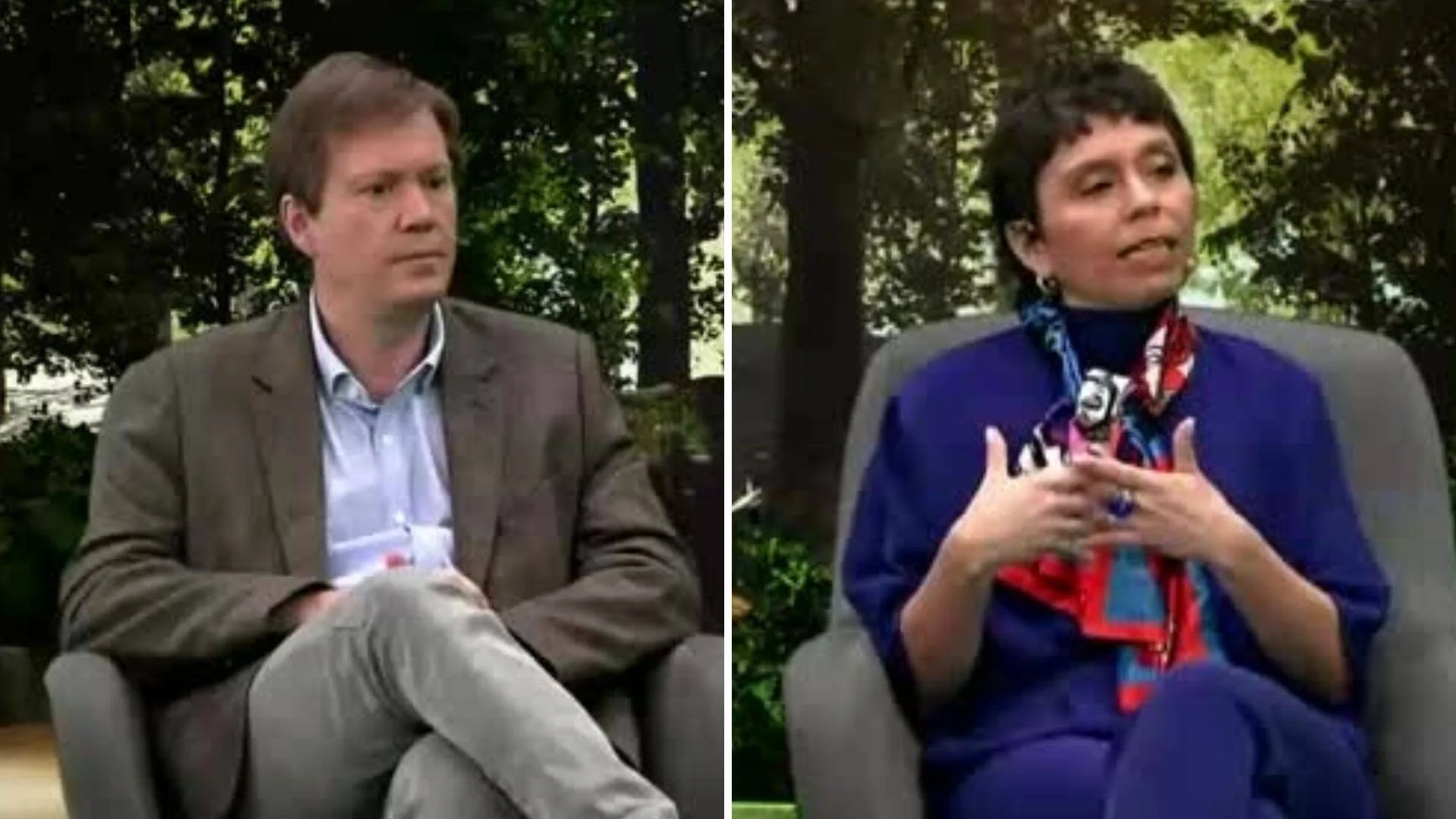 Un hombre con saco marrón y una mujer con abrigo azul y pañuelo participan en una entrevista sentados en sillones con árboles de fondo.