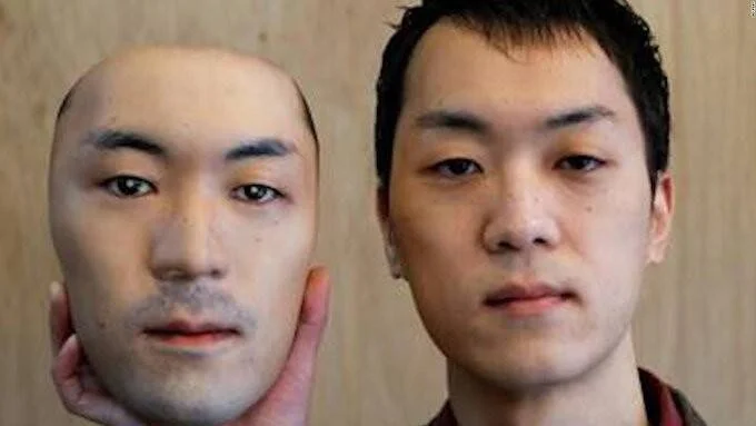 Un hombre muestra una máscara hiperrealista con sus rasgos faciales exactos junto a su cara real.