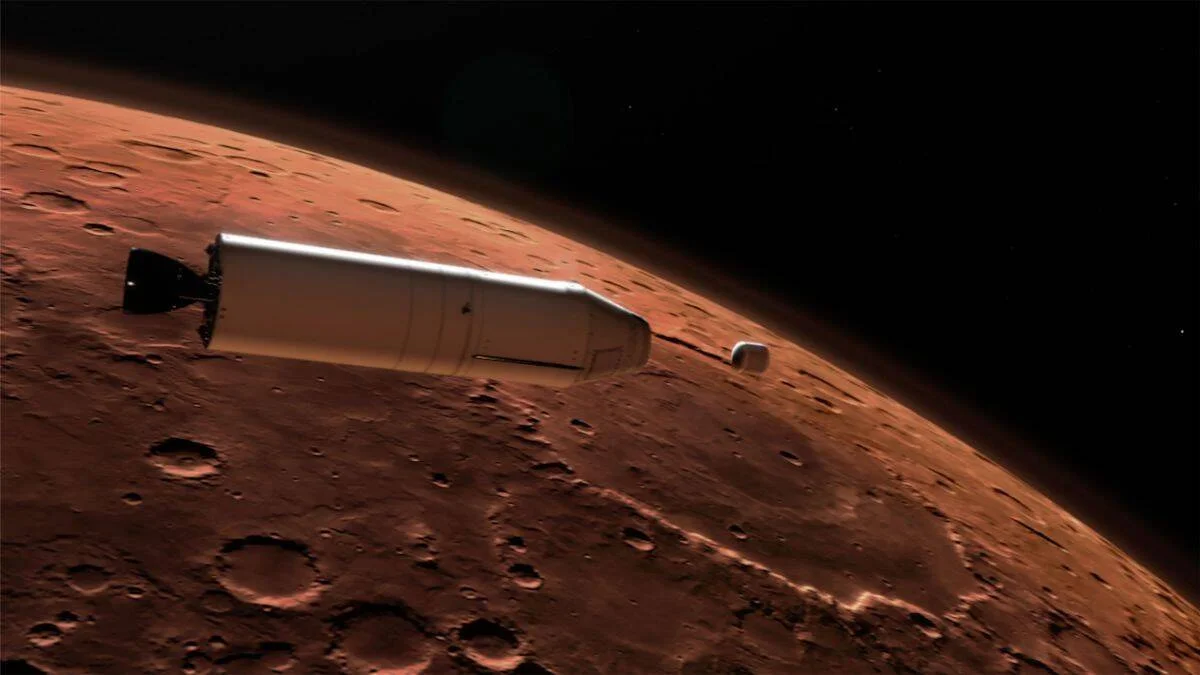Representación artística de una nave espacial en órbita baja sobre la superficie rojiza y craterizada de Marte.