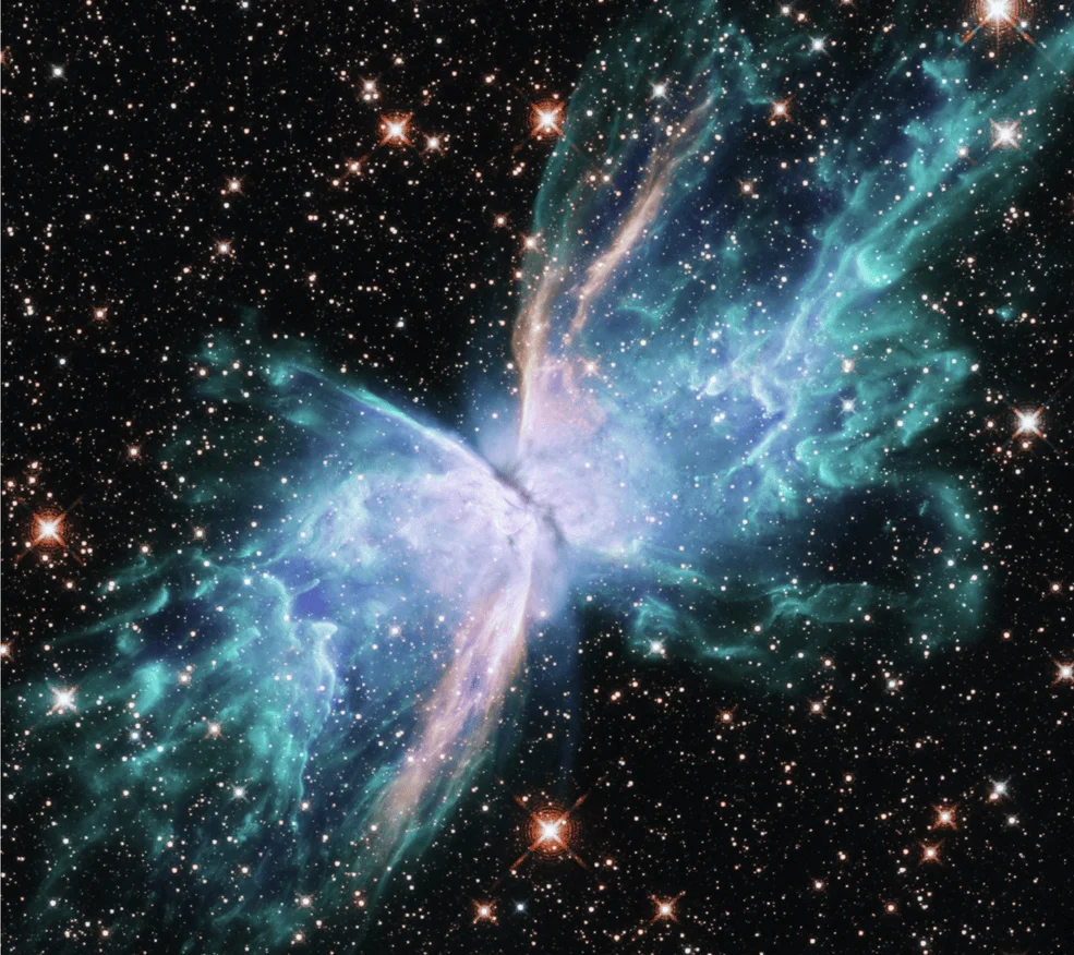 Nebulosa planetaria bipolar con nubes de gas turquesa y lavanda que forman la silueta de una mariposa, rodeada de estrellas.