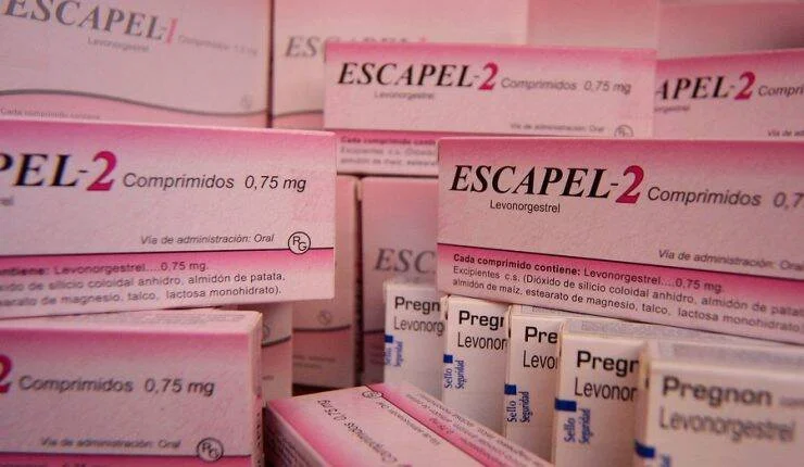 Múltiples cajas de Escapel-2 con levonorgestrel 0,75 mg, anticonceptivo de emergencia, apiladas junto a envases de Pregnon.