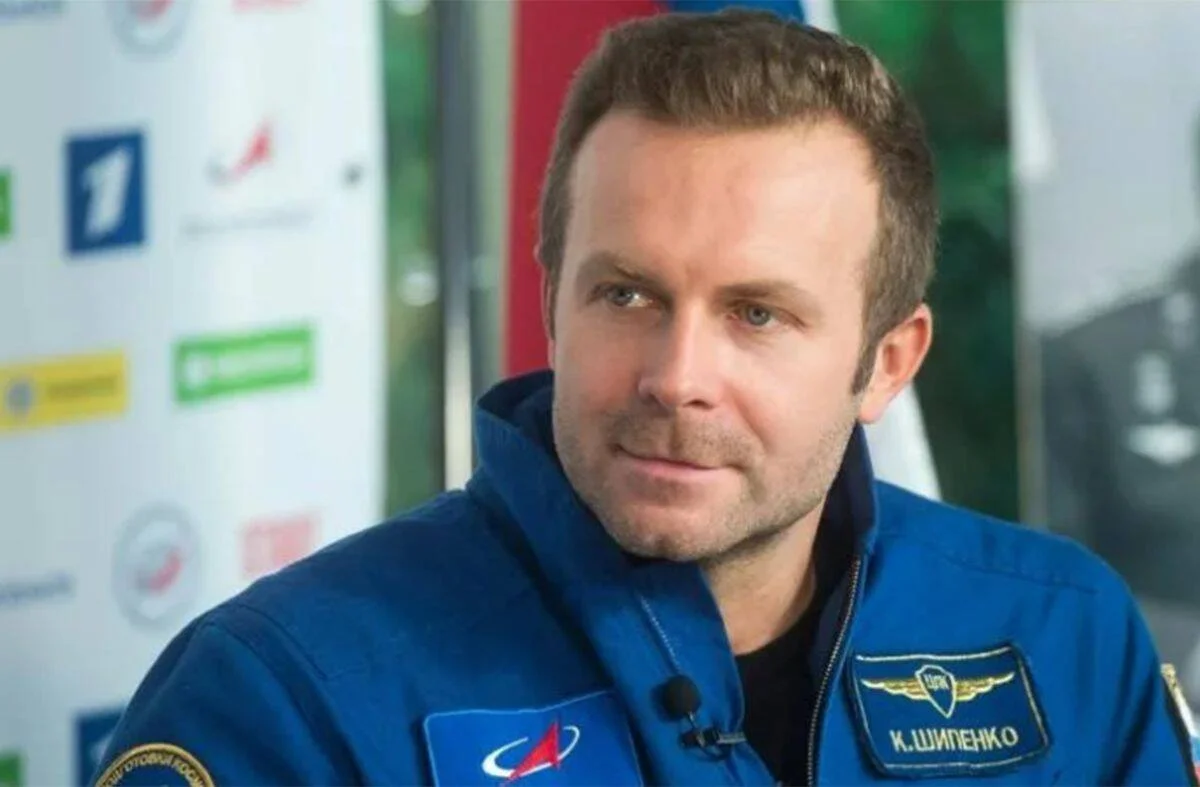 Hombre con uniforme azul de la agencia espacial rusa Roscosmos, identificado como K. Shipenko, durante una conferencia de prensa.