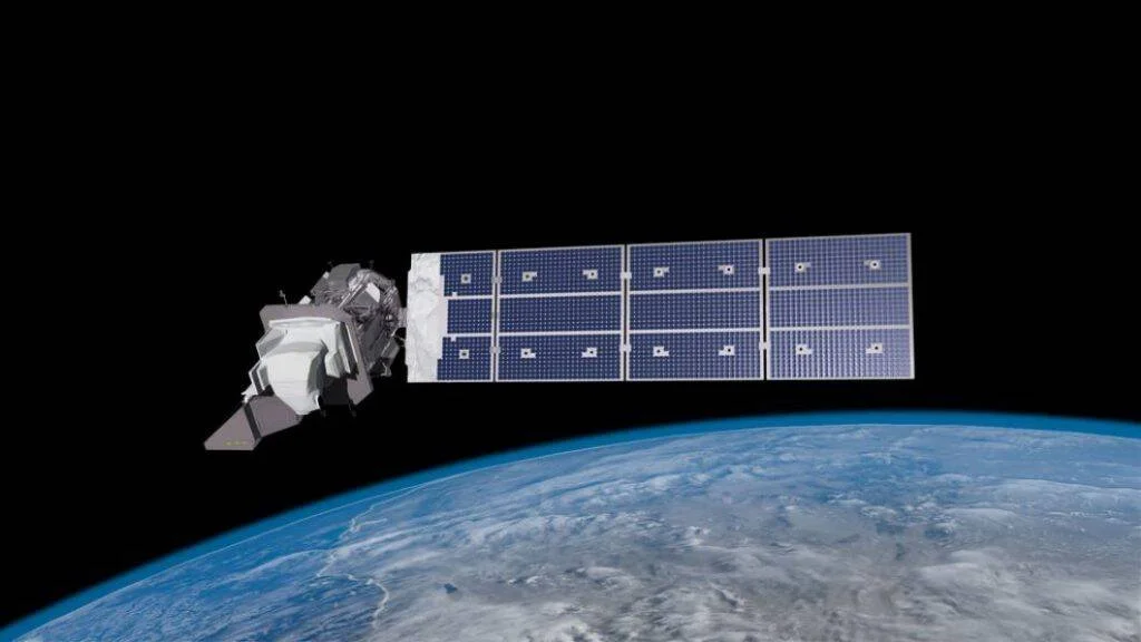 Ilustración de un satélite con grandes paneles solares azules en órbita sobre la superficie terrestre.