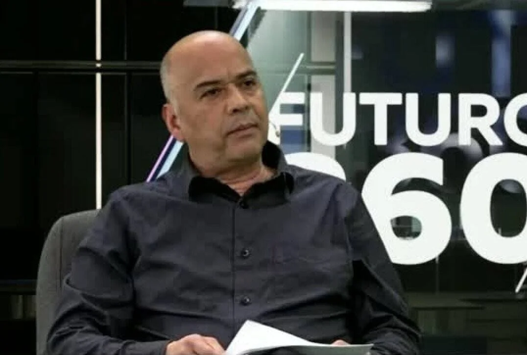 Hombre calvo con camisa oscura sentado en estudio de televisión del programa Futuro 360.