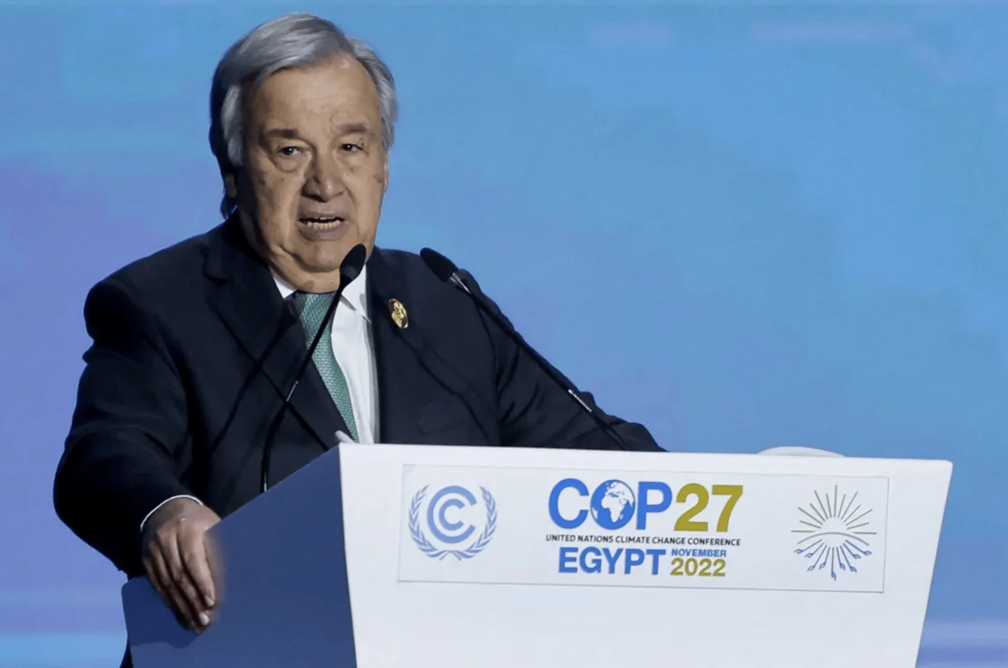 Un hombre habla en el podio de la COP27, Conferencia de Cambio Climático de la ONU celebrada en Egipto en noviembre de 2022.