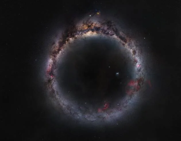 Panorama de 360 grados de la Vía Láctea proyectado en forma de anillo circular sobre fondo negro estrellado.