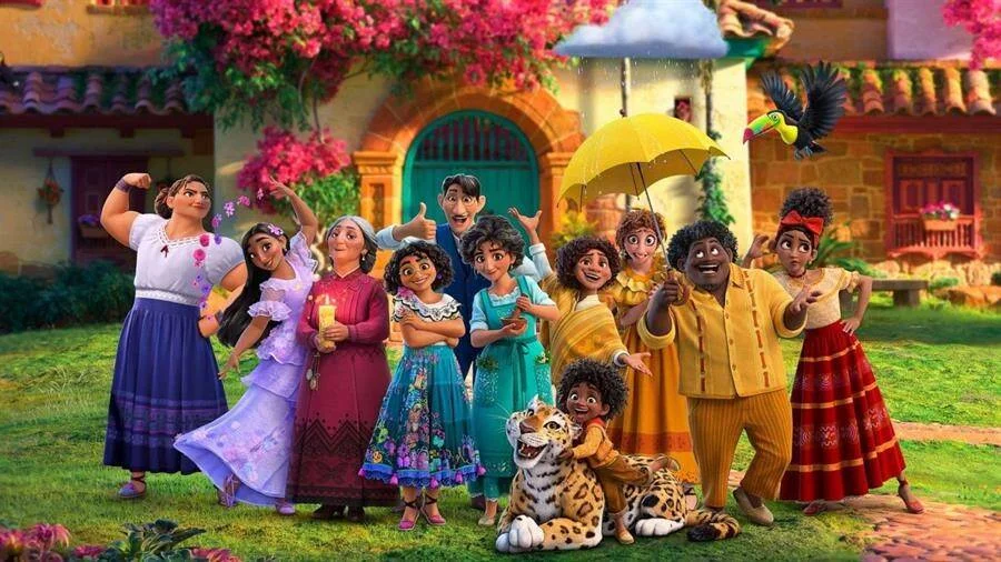 Los personajes de la familia Madrigal reunidos frente a la casita mágica en la película animada Encanto de Disney.