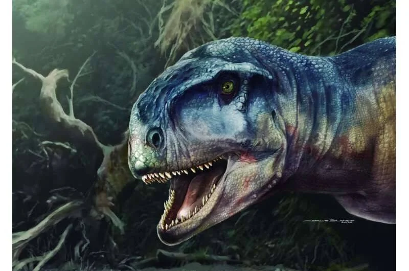 Reconstrucción artística de un gran dinosaurio terópodo con la boca abierta mostrando dientes, en un entorno boscoso.