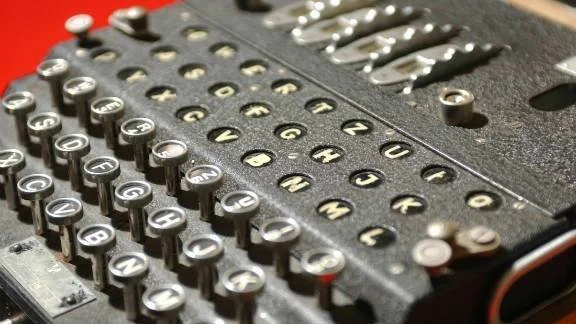 Vista en detalle del teclado de una máquina Enigma, dispositivo histórico de cifrado usado en la Segunda Guerra Mundial.