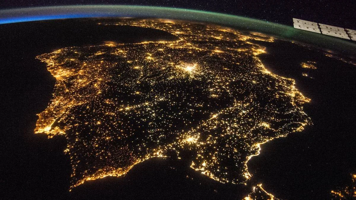 Vista nocturna desde la Estación Espacial Internacional de la Península Ibérica con las luces de sus ciudades brillando sobre la oscuridad.