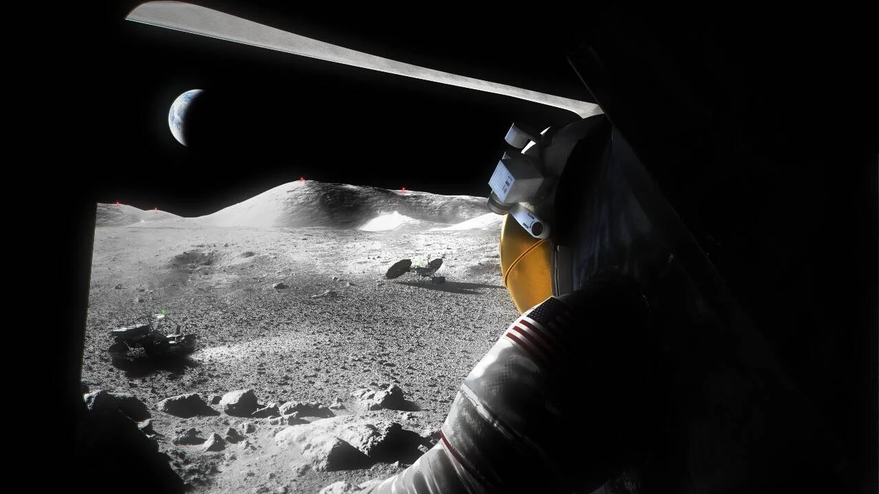 Vista desde una nave espacial de un astronauta con traje estadounidense contemplando la superficie lunar con rovers y la Tierra al fondo.